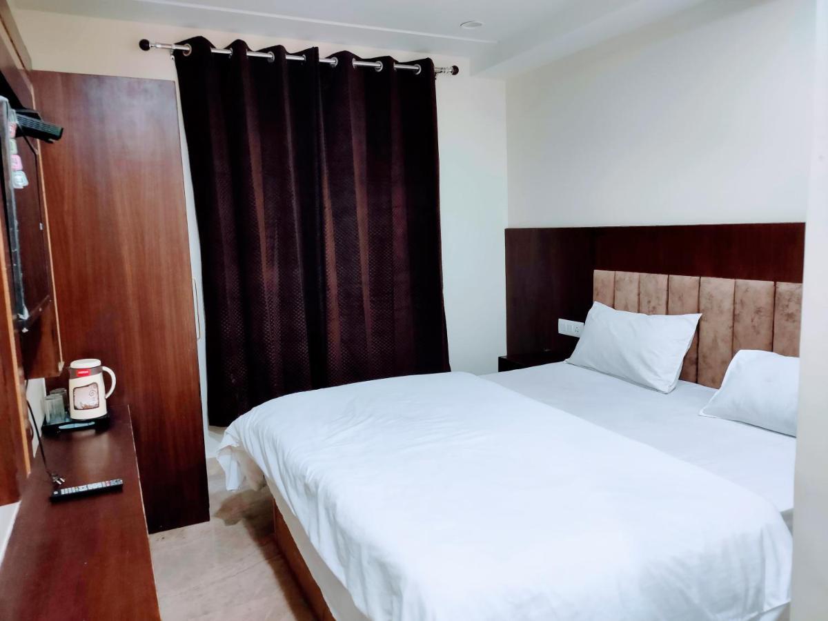 Oyo Flagship Silver Street New Delhi